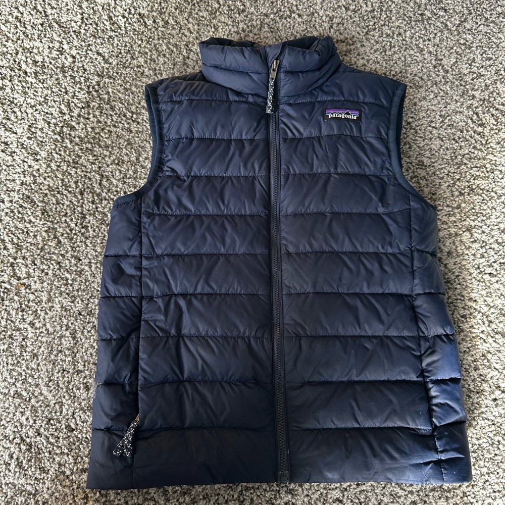 Kids navy Patagonia down sweater vest S 7-8